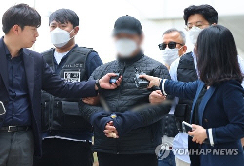 서울 미아동 마트에서 흉기 난동을 부려 60대 손님을 숨지게 하고, 40대 종업원을 다치게 한 A씨가 24일 구속 전 피의자심문(영장실질심사)을 위해 서울 도봉구 서울북부지법으로 출석하고 있다. [연합뉴스]